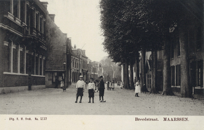 6616 Gezicht in de Breedstraat (oostelijk gedeelte) te Maarssen uit het oosten.